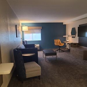 Suite mit Kingsize-Bett für Gäste mit Behinderungen